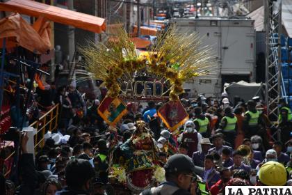 La imagen de la Virgen del Socavón recorrió la Ruta del Carnaval de Oruro para dar su bendición