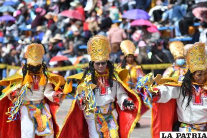 El conjunto Fraternidad Hijos del Sol Los Incas durante su ingreso por la Av. Cívica
