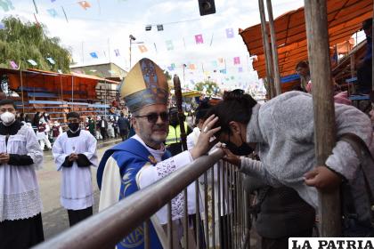 Orureños reciben la bendición del Obispo Cristóbal Bialasik /LA PATRIA
