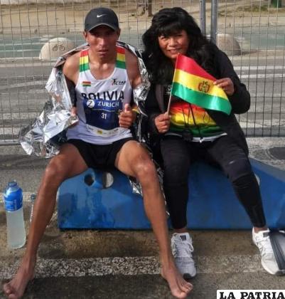 Héctor Garibay junto a su entrenadora Nemia Coca al final de la competencia /RRSS
