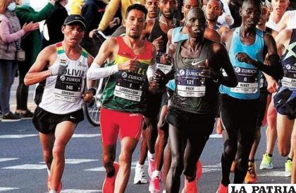 El atleta boliviano (147) en el primer pelotón junto a los kenianos /RRSS