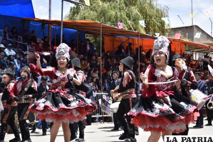 Elegantes trajes se muestran en una de las especialidades de danza 