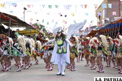 Arcángel Miguel dirige a la tropa de diablesas de la Diablada Oruro