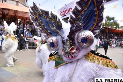 Los osos de la Diablada Oruro, hicieron alegrar al público en la ruta del Carnaval 