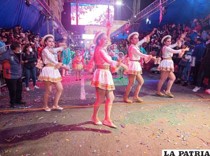 Integrantes de la especialidad de danza Rikjchari Llajta muestran la estilización del folklore
