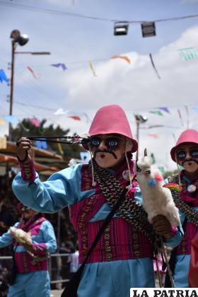 El Conjunto Tradicional Llamerada Zona Norte en el recorrido del Carnaval 
