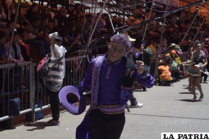 El paso de la Fraternidad de Danza Estilizada Inti Llajta
