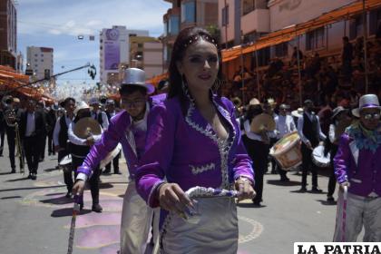 La elegancia femenina en los pasos de la Fraternidad Danza Estilizada â€œDoctorcitos Itosâ€