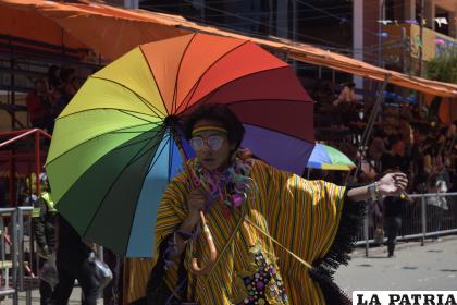 La Fraternidad Kallawayas Bolivia deleitaron con los saltos y el colorido del paraguas