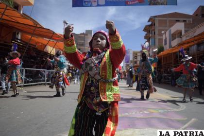 Con toda emoción, 
un niño de los Tinkus Jairas se robó las miradas de los espectadores
