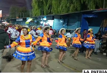 Las tupiceñas, con fe, hacia el Socavón