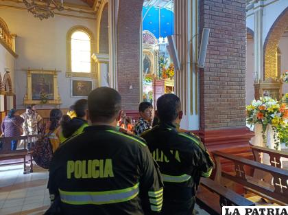 La Policía Boliviana pide protección a la Virgen del Socavón, antes de cumplir son su deber de mantener la seguridad de la población