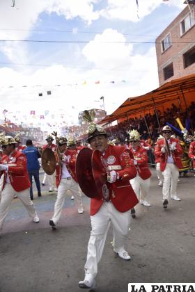 Los Platilleros de la Banda Intercontinental Poopó no escatiman en dar lo mejor de su interpretación 