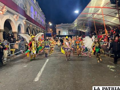 El bloque infantil de la Fraternidad Artística y Cultural ??La Diablada?, realiza su demostración frente al palco de la Gobernación.
