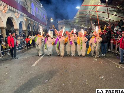 Los osos de la Fraternidad Artística y Cultural ??La Diablada?, lucen en su coreografía véngalas que iluminan su presentación