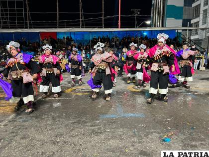 Fraternidad Folklórica Artística y Cultural Phujllay, hace retumbar al público con el sonido de las espuelas en sus ojotas