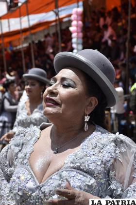 Las ?aupa Cholas de la Morenada Central Oruro expresan su emoción en la interpretación de la danza
