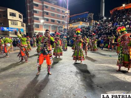 La euforia de Tinkus Bolivia (Ayllu Llajuas) hace que bailen sin abarcas
