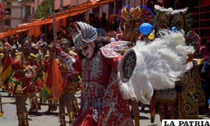 Colorido y magia se vio reflejado en el Domingo de Carnaval 
/LA PATRIA