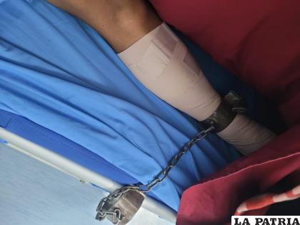 César Apaza tiene un grillete en una de sus piernas 
/RRSS