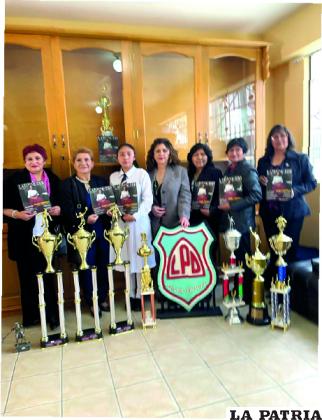 Gladys Martínez en su reconocimiento por el Liceo Pantaleón Dalence / Cortesía