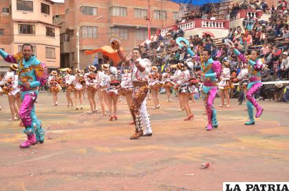 Caporales CBN bailan al ritmo de la banda /LA PATRIA
