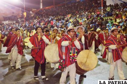 Conjunto ??Kantus Sartañani? presente en el Carnaval de Oruro /EMILIO ACHOCALLA