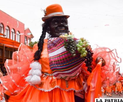 La mujer también desborda alegría en el paso de los Negritos /LA PATRIA