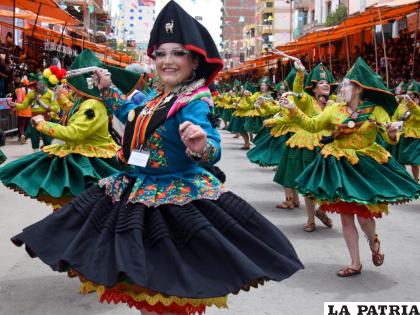 La danza contagia de alegría en su paso por el Carnaval /LA PATRIA
