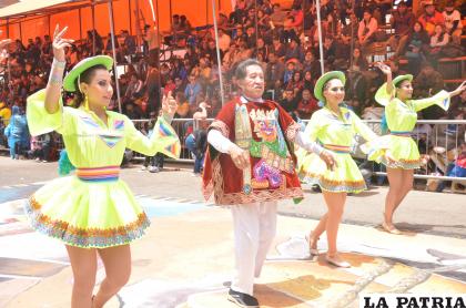 ANTA WARA
El Conjunto Folklórico Anta Wara, representa el pastoreo de ovejas, que con rápidos movimientos se acarrea el ganado de un lugar a otro. El conjunto se fundó el 7 de noviembre de 1974.
Está considerada como una danza estilizada que nace de los movimientos que realiza el pastor y la pastorcilla en sus faenas diarias.
La danza es delicada y ágil, como los movimientos de un ballet popular, de esta manera llaman la atención por su elegancia, presentan una coreografía especial, con elegantes vueltas y saltos.