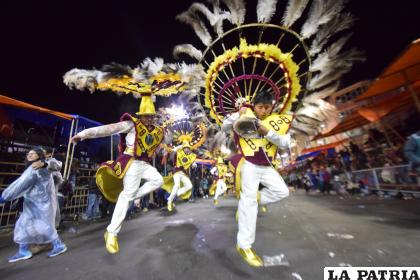 SURI SICURI
La danza del Suri Sicuri es la simbiosis de los conceptos; Suri que en idioma aymara significa avestruz y Sicuri que es una palabra que deriva de ??sicu?, nombre del instrumento de viento autóctono muy apreciado. 
Es de esta forma como se unen los dos términos para explicar lo que significa la danza de los Suri Sicuris, que resalta por su paso ágil como la del avestruz, bailando al ritmo de un huayño lento y festivo.
Existen dos conjuntos que practican este baile: Conjunto de Danza Estilizada ??Suri Sicuri? y el Conjunto Universitario Suri.