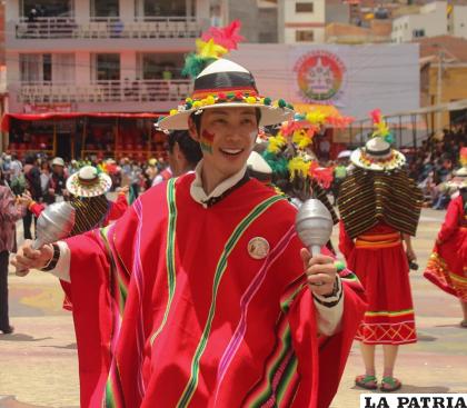 KORY MAJTHAS
El 3 de junio de 1968 se crea el primer conjunto netamente femenino dentro del carnaval orureño, se trata de las zampoñas ??Kory Majthas?, cuyo significado es ??jóvenes de oro?, su primera incursión fue en el festival ??Lauro? de la canción Boliviana, gracias al impulso de grandes artistas de la época, luego se fueron insertando dentro del carnaval orureño. La principal motivación fue cultivar y fomentar el rico acervo nacional, además de una plena identificación con las 
costumbres bolivianas.
Con los años dentro del conjunto se admitieron varones, además de ser uno de los primeros en contar con un bloque integrado por súbditos coreanos que en la época de los 90 llegaron a través de una ONG a Bolivia.
