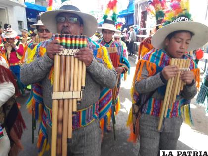 ZAMPO?EROS HIJOS DEL PAGADOR
Una danza netamente orureña que tiene su origen en la plaza 10 de Febrero, cuando en la época del 54, los lustrabotas de la ciudad deciden junto a los canillitas participar de la faustuosa entrada, otra corriente dice que fue un grupo de jóvenes de La Paz quienes iniciaron el conjunto vestidos de árabes, pero que luego se revalorizó la danza tal como hoy la conocemos.
La motivación fue fomentar las costumbres del altiplano y su danza, de ese modo un 18 de julio de 1954 se funda la fraternidad artística ??Zampoñeros Hijos del Pagador? irrumpiendo en el carnaval del año próximo acompañados de zampoñas, sombreros de lana con lindas plumas, ponchos, abarcas, bombos, maracas y platillos causando una sensación especial entre los espectadores.
