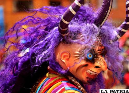 WITITIS
Es una danza que tiene dos corrientes de origen, la primera en base a una leyenda en la que el Sol enamorado de una linda doncella que vivía a orillas del lago Titicaca, decide proclamar a los lugareños como sus guerreros para evitar que la muchacha sea tentada por gente foránea al sector.
La danza como tal apareció en 1955 en el Festival Folklórico Anual de La Paz, baile que se origina en sectores de San Martin de Iquiaca y Patacamaya donde se lo baila en la fiesta de Santa Concepción.
El ??wititi?, tiene dos interpretaciones, el soplo de los pitos de caña del siku, aunque otros señalan que deriva del vocablo ??vitithi? que significa caminar rápido, haciendo mención a los pasos de esta danza, donde participan figuras como los mallkus, los wititis y las doncellas. En agosto del 2015, la cámara de Diputados declaró a esta danza como Patrimonio Inmaterial del Estado Boliviano.
