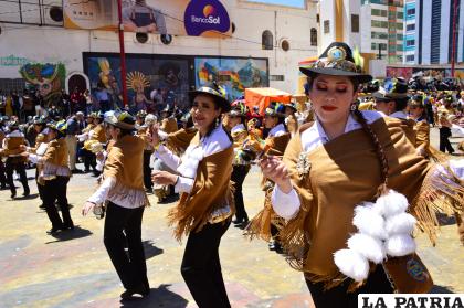 La emoción de los danzantes no termina durante todo el recorrido /LA PATRIA Archivo
