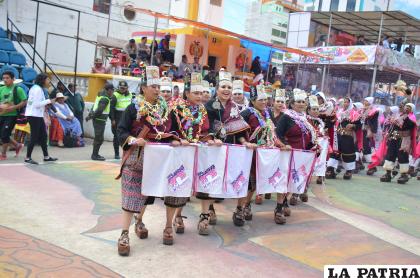 Integrantes de los Phujllay con serpentina alrededor del cuello durante el domingo de carnaval / LA PATRIA