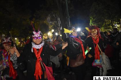 Las comadres celebran con fiestas en las que usan máscaras o antifaces / LA PATRIA Archivo