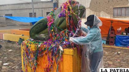Los creyentes ayer asistieron al Sapo para venerarlo 
/LA PATRIA
