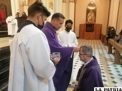Imposición de la ceniza en el Obispo Cristóbal Bialasik /LA PATRIA
