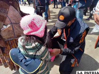 DIO repartió manillas a los menores de edad /GAMO