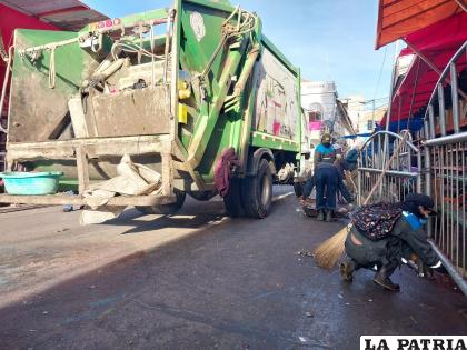 Trabajadores de EMAO durante su trabajo del domingo por la mañana /EMAO