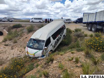 El minibús terminó encunetado y cuatro personas salieron heridas /LA PATRIA
