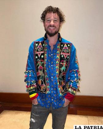 Luisito Comunica luce la chaqueta de tinku /INSTAGRAM
