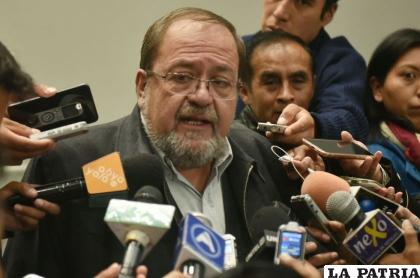 Exministro de Educación, Roberto Aguilar, manifestando su opinión sobre la malla curricular /ABI