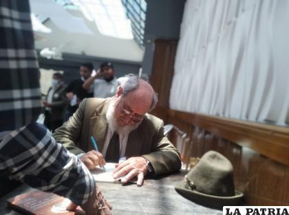 El autor firmó los autógrafos de los libros obsequiados en la presentación /LA PATRIA 
