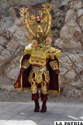 La Frater caracterizada por lujosos trajes 