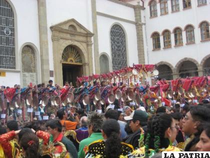 Los arcos de plata una tradición viva de los diablos del buzo blanco