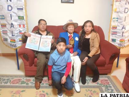 Junto a su familia que lo apoyó en todo momento