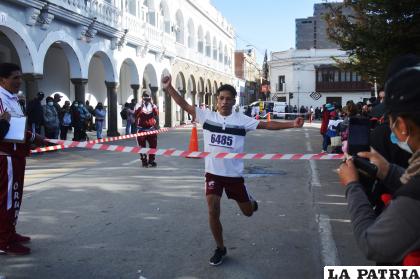 Ghilver Quispe ganador en la categoría estudiantil varones /LA PATRIA