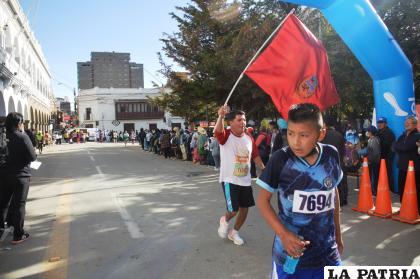 No podía faltar la rojo carmesí en esta competencia /LA PATRIA